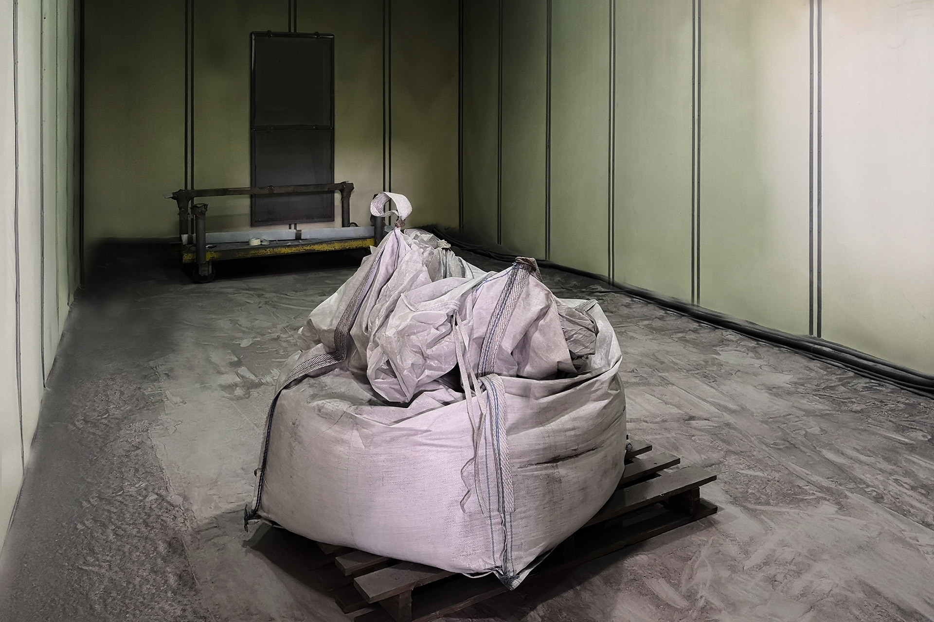 Cabina di sabbiatura con abrasivo naturale