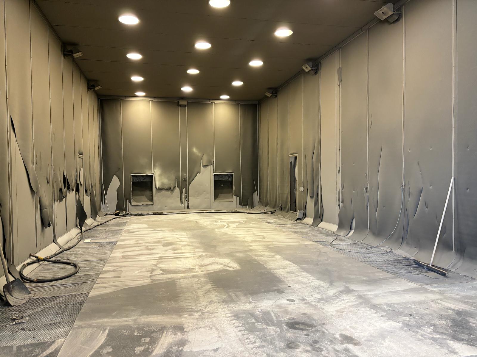 Cabina di sabbiatura con abrasivo metallico